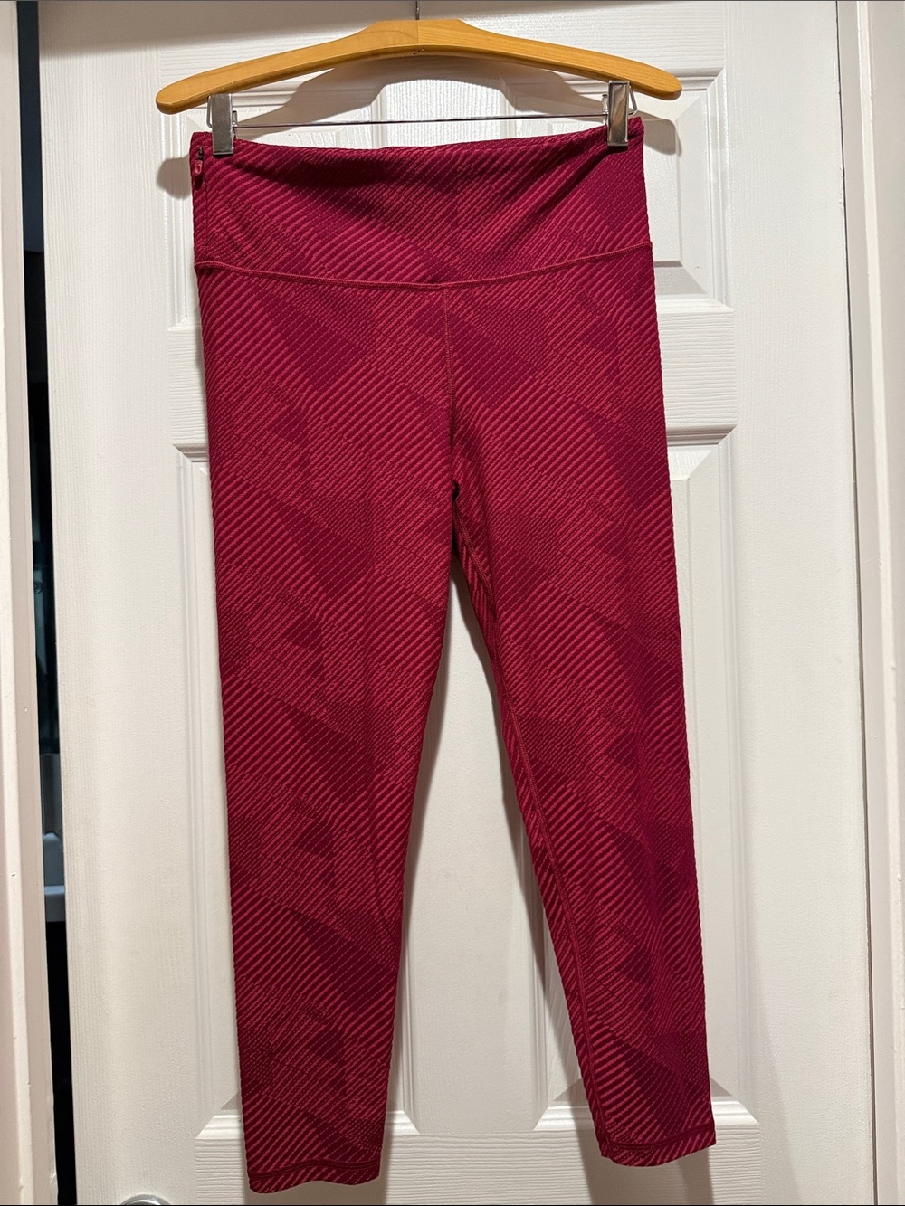 Gap Fit- Women’s Athletic Leggings in Red/Burgundy